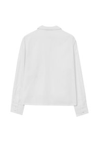 Camicia bianca a maniche lunghe con colletto, taglio dritto, polsini con bottone e texture liscia, priva di stampe o accenti aggiuntivi.