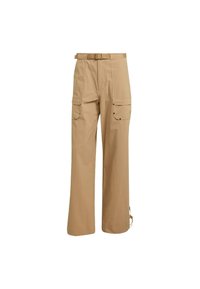 Pantalons cargo beige avec une coupe large, dotés de deux poches avant et de deux poches arrière, fabriqués en matériau léger avec une ceinture.