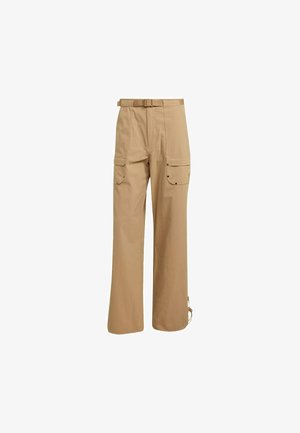 Pantalones cargo beige con un diseño de pierna ancha, que cuentan con dos bolsillos frontales y dos bolsillos traseros, fabricados con material ligero y con un cinturón.
