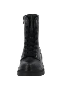 Stivale alla caviglia in pelle nera con lacci frontali, zip laterale, dettagli testurizzati e suola di gomma spessa per una maggiore durata.