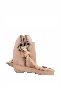 Borsa a mano in pelle rosa con zip doppie, una tracolla annodata e una texture liscia. Design compatto con dettagli minimalisti e bordi morbidi.