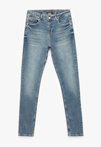Jeans ajustados en denim azul claro, con un diseño clásico de cinco bolsillos, cierre de cremallera, botón y un ligero desgaste en toda la prenda.