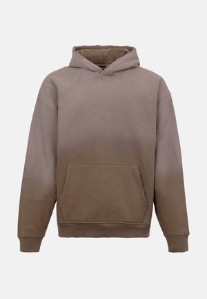 Καφέ φούτερ με διαβαθμισμένο χρώμα, μπροστινή τσέπη καγκουρό και μακριά μανίκια σε απλή φόντο.