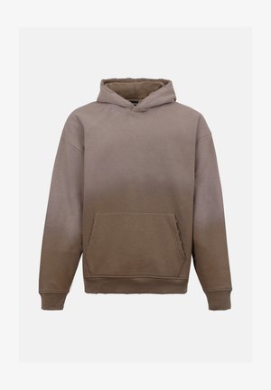 Barna átmenetes kapucnis pulóver elülső kenguruzsebbel és hosszú ujjal, egyszínű háttéren.