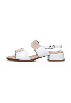 Sandal in bianco e beige con design open toe, tacco a blocco e cinturino con fibbia. La parte superiore presenta texture lucide e scamosciate.
