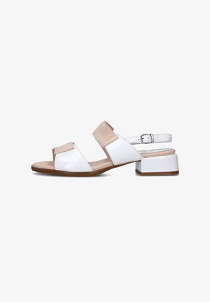Sandal in bianco e beige con design open toe, tacco a blocco e cinturino con fibbia. La parte superiore presenta texture lucide e scamosciate.