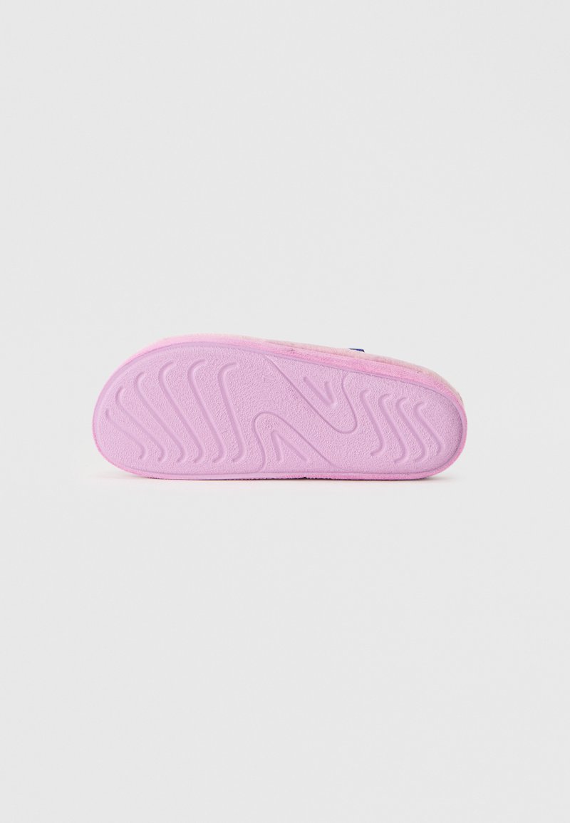 Suela de zapato de goma rosa con un diseño de banda de rodadura en forma de ondas. Presenta una textura ligera y una ligera elevación en el tacón, diseñada para ofrecer agarre y soporte.