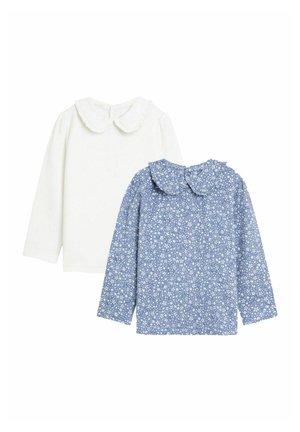 Zwei langärmlige Oberteile: eines weiß mit einem Rüschenausschnitt, das andere blau mit einem Blumenmuster und einem runden Kragen. Beide haben einen Knopfverschluss hinten.