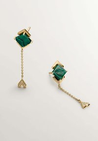 Pendientes de oro que presentan piedras geométricas de malaquita, unidas por una cadena a un charm triangular con acentos de diamante.