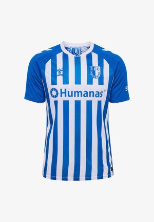 Koszulka piłkarska w pionowe niebiesko-białe paski z krótkimi rękawami, herbem 1. FC Magdeburg, logo Hummel i sponsorem HumanaS na przodzie.