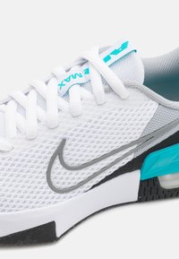 Nike Performance AIR MAX ALPHA TRAINER 6 - Treeningjalatsid - light smoke grey/particle grey/white/black/dusty cactus