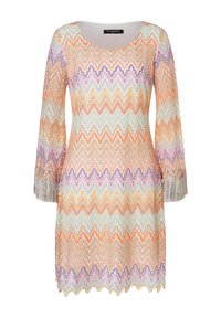 Robe mini colorée avec un motif en zigzag en orange, violet et vert, avec des manches trois quarts et des accents frangés.