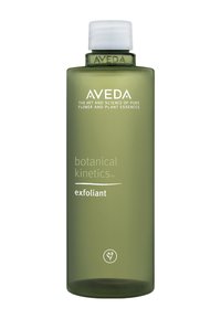 Exfoliant Aveda Botanical Kinetics dans une bouteille en plastique transparent vert. Présente un couvercle à rabat blanc et un texte minimaliste à l'avant.