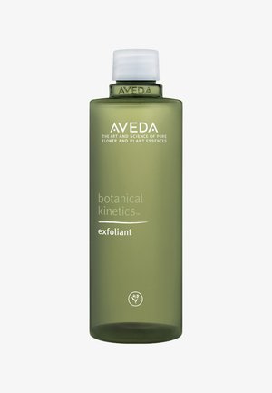 Aveda Botanical Kinetics exfoliant in een doorzichtig groene plastic fles. Heeft een witte flip-topdeksel en minimalistische tekst aan de voorkant.