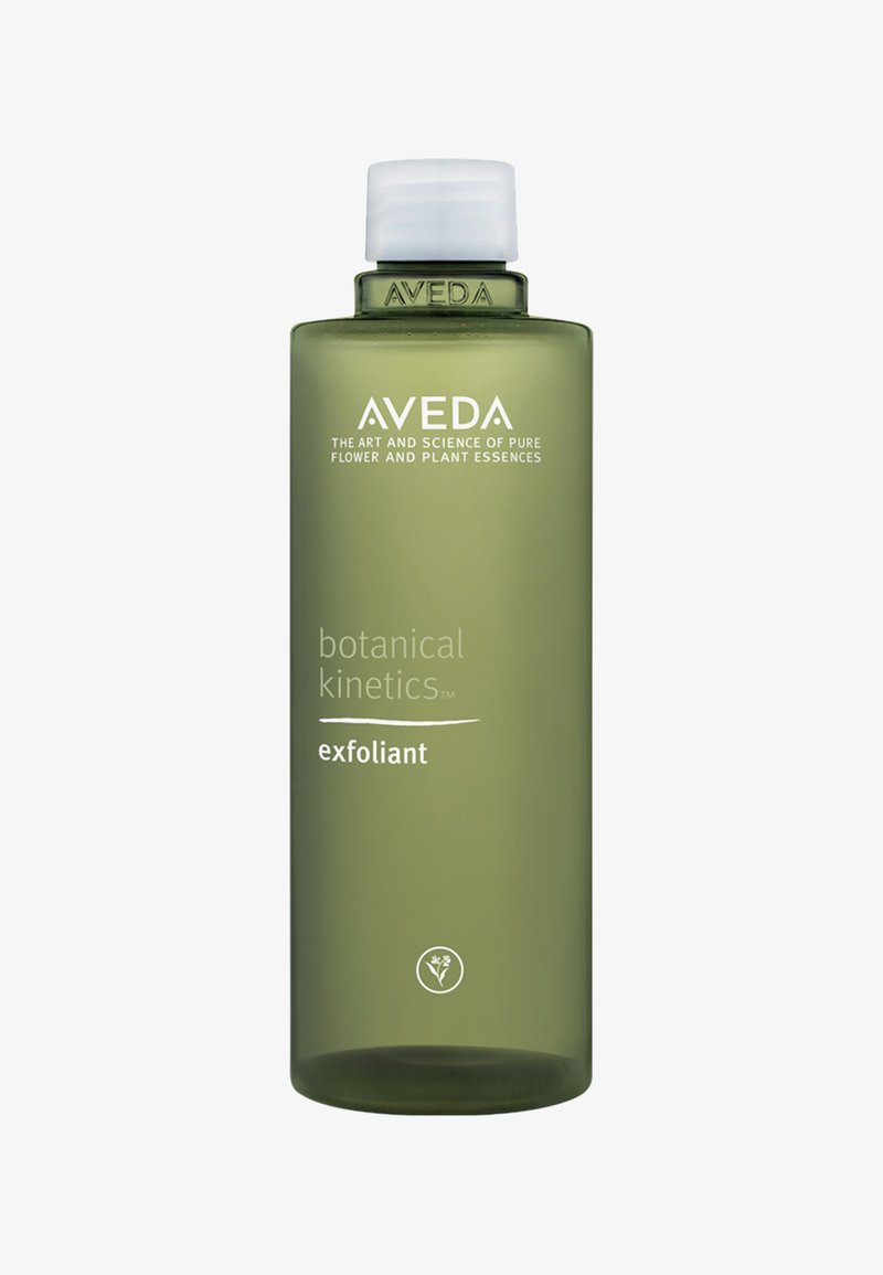 Aveda Botanical Kinetics exfoliant in een doorzichtig groene plastic fles. Heeft een witte flip-topdeksel en minimalistische tekst aan de voorkant.