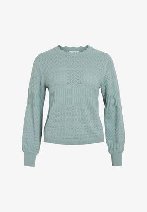 Svetlo modra pletena majica z diamantnimi in rebrastimi vzorci, dolgimi napihnjenimi rokavi in okroglim izrezom.