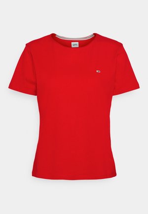 Červené bavlněné tričko s krátkými rukávy, kulatým výstřihem a malým logem na levé straně hrudi. Horizontální pruhovaný vzor na límci.