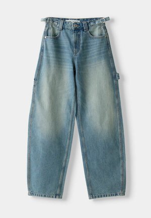 Pantalon cargo en denim bleu clair avec une coupe droite, comprenant deux poches avant, des coutures accentuées et des passants de ceinture ajustables.
