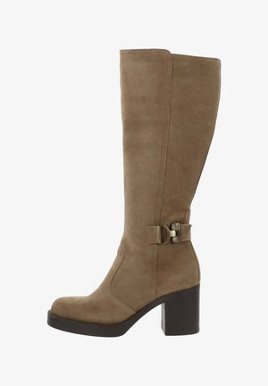 Bottes en cuir suédé marron hautes avec un talon bloc et un détail de boucle décorative sur le côté, présentant une texture lisse et un design ajusté.