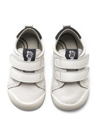Weiße Lederschuhe mit zwei Klettverschlüssen und grauen Akzenten. Runde Zehenform, strukturierte Sohle und Logo-Tag an der Zunge. Glatte Oberfläche.