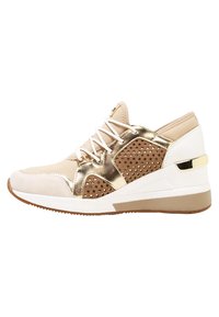 Sneaker beige e oro con design a zeppa. Presenta una sezione perforata dorata, lacci bianchi e suola in gomma. Materiali lisci e testurizzati.