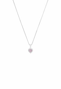 Silverfärgad kedja med en hjärtformad rosa ädelsten som hänge, omgiven av mindre klara stenar. Slät, polerad yta.