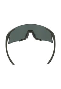 Lunettes de sport enveloppantes à verre teinté foncé unique, avec plaquettes de nez réglables et branches fines noires.