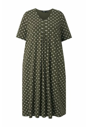 Olivengrøn knælængde kjole med korte ærmer og hvidt stjerneformet mønster, V-udskæring og plisseret frontdetalje.