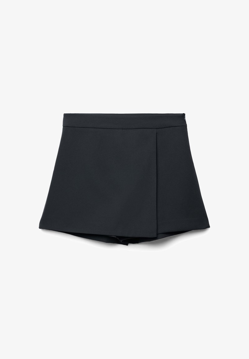 Skort noir taille haute avec un devant plissé et une texture lisse. Équipé d'une fermeture éclair dissimulée et d'une forme structurée qui s'évasent légèrement.