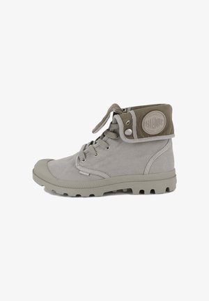 Mittelhohe Stiefel aus hellgrauem Canvas mit olivgrünen Canvas-Akzenten, ausgestattet mit einer runden Zehenpartie, Schnürverschluss und robuster Gummisohle mit Profil.