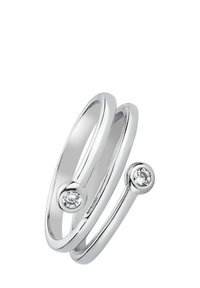 Bague en argent avec deux bandes entrelacées, chacune ornée d'une pierre précieuse ronde et claire à ses extrémités, présentant une finition lisse et polie.