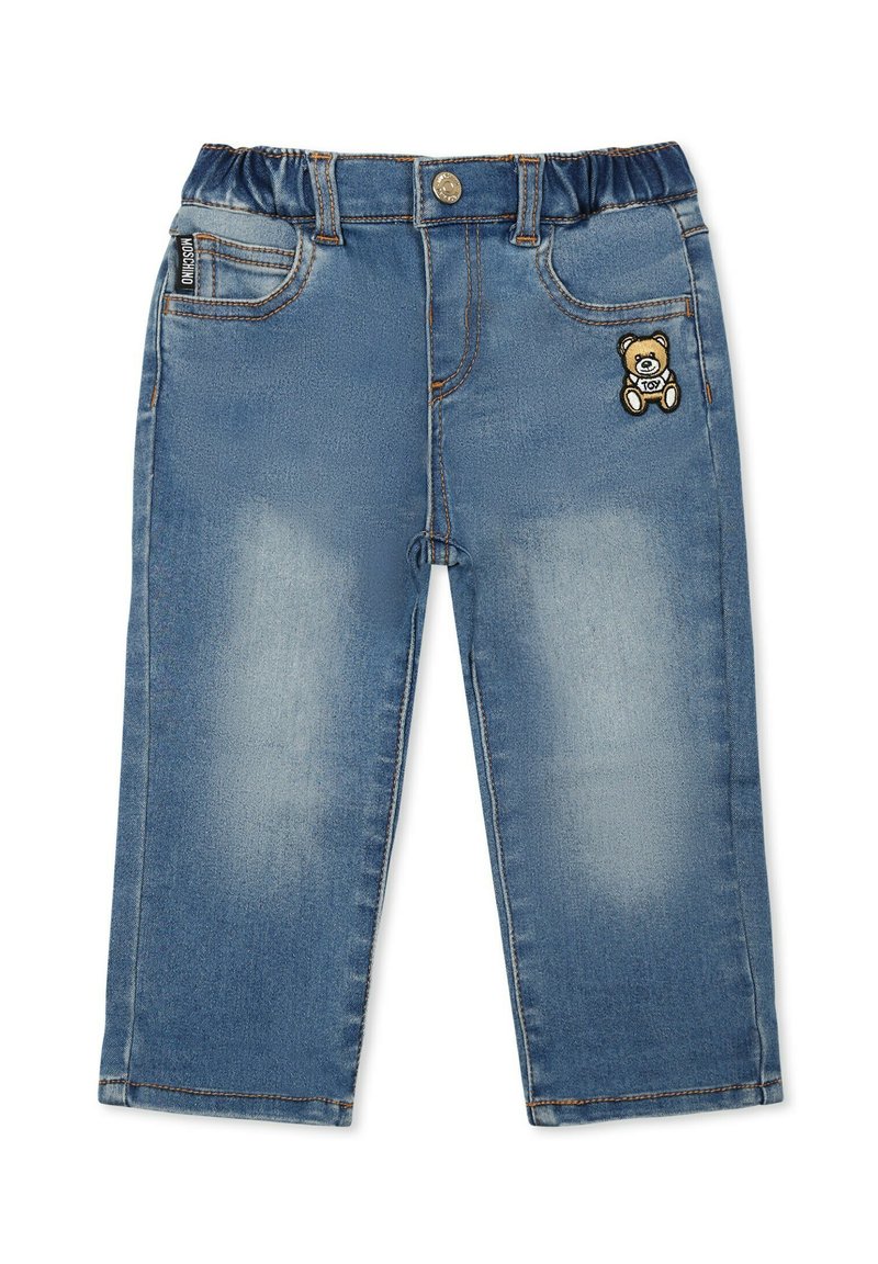 Jeans per toddler in denim azzurro chiaro con cintura elastica, design a gamba dritta e una toppa a forma di orsetto sulla tasca frontale.