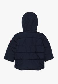 Marinblå pufferjacka med huva, med horisontella quiltade paneler och en logotyp på vänster ärm. Slät syntetisk tyg.