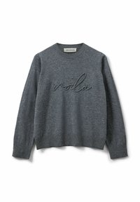 Maglione grigio a maglia con scollatura a girocollo e polsini a coste. Presenta un ricamo testurizzato "voilà" sulla parte anteriore. Materiale morbido e caldo.