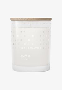 Glaslysestage med hvid voks, trælåg og skandinavisk inspirerede trykte symboler; mærket "Skandinavisk SNÖ Vinterlys."