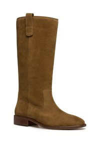 Stivale al ginocchio in suede marrone con punta affusolata e tacco basso impilato. Caratterizzato da una linguetta sul retro per un facile indosso. Texture liscia in tutta la superficie.