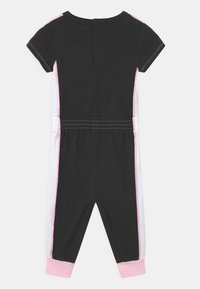 Czarny kombinezon krótko rękawowy z białymi i różowymi bocznymi panelami, elastycznym paskiem w talii oraz różowymi mankietami na kostkach; gładki materiał bawełniany.