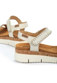 Pikolinos PALMA - Sandalias de cuña - white