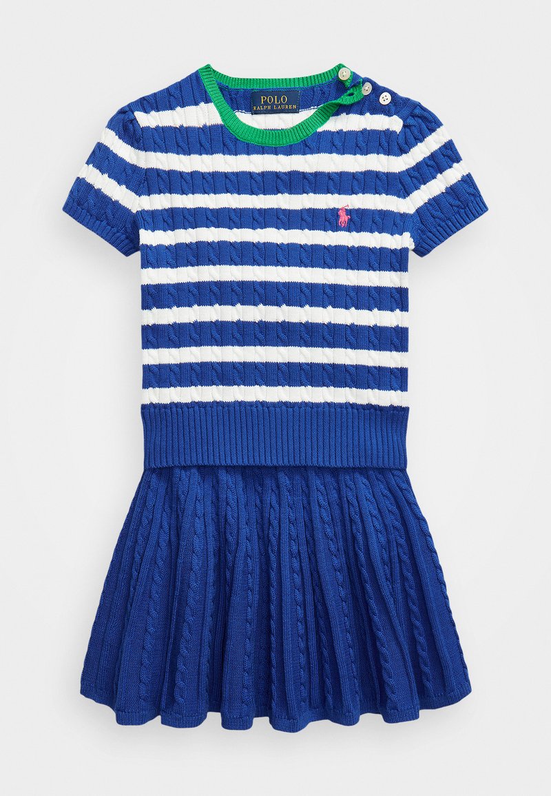 Robe en tricot rayée bleue et blanche avec des manches courtes, un col vert et une jupe plissée ; présente une texture en tricot à cable subtile et des boutons.