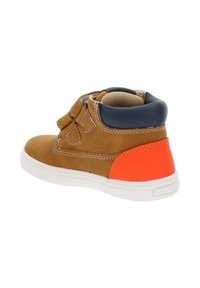 Sneakers alte in camoscio marrone con colletto imbottito blu navy e un accento arancione sul tallone. Presentano chiusure a strappo e suola bianca.
