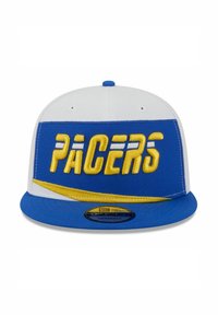 Cappellino snapback blu e bianco con scritta gialla "PACERS" in grassetto, finitura texture e visiera curva.