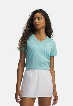 Camiseta de cuello en V color azul claro hecha de tela suave, combinada con una falda con cinturilla elástica blanca. Diseño simple, adecuado para ropa deportiva.