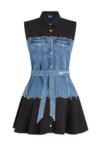 Τζιν φόρεμα με μαύρο βαμβακερό κορσάζ και ανοιχτό μπλε τζιν φούστα, διαθέτει ζώνη στη μέση, σχισμένο στρίφωμα και κουμπιά με σνάπ στην μπροστινή πλευρά.