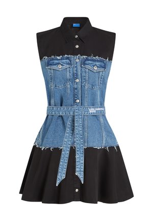 Farmer ruha fekete pamut felsőrésszel és világoskék farmer szoknyával, övvel hangsúlyozott derékkal, rojtos szegéllyel és patentgombokkal az elején.