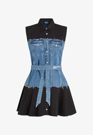 Abito di denim con un corpetto in cotone nero e gonna in denim azzurro chiaro, caratterizzato da una vita con cintura, orlo sfrangiato e bottoni a pressione sulla parte anteriore.