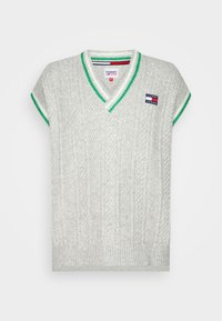 Graue, gestrickte Pulloverweste mit V-Ausschnitt, kurzen Ärmeln und grün-weißem Rippenabschluss, mit einem kleinen Logo-Patch auf der linken Seite.