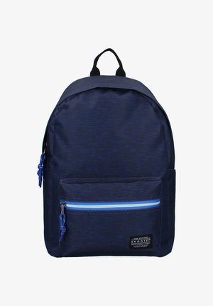 Marineblauwe rugzak van duurzaam materiaal, met een hoofdcompartiment, een voorvak met rits met blauwe en lichtblauwe strepen, en een handgreep aan de bovenkant.