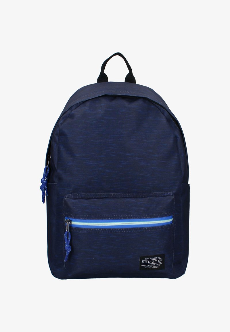 Granatowy plecak wykonany z trwałego materiału, z główną komorą, przednią kieszenią na zamek z niebieskimi i jasnoniebieskimi paskami oraz uchwytem na górze.