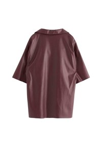 Bordeaux oversized skjorte lavet af glat, blankt materiale, med en klassisk krave og korte ærmer, set fra ryggen.