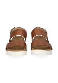 Bruine leren sandalen met twee brede bandjes, een gespdetail en een witte rubberen zool. Gladde textuur met een minimalistisch ontwerp.